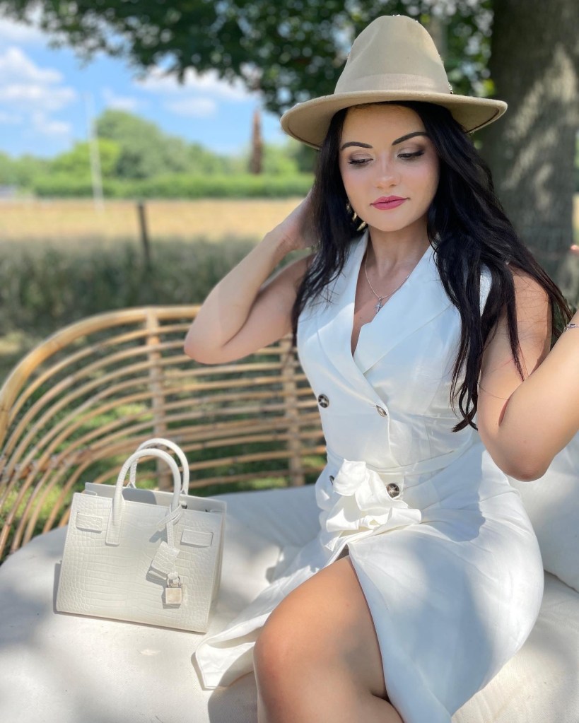 Miss World Netherlands 2019 2020 Brenda Felicia Muste Nel. Miss World Nederland 2019 2020 Brenda Felicia Muste Nel. Feminine summer fashion outfit inspiration with western cowboy boots.